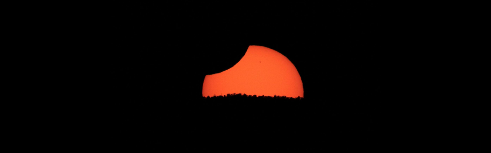 The Sun setting during the partial phase of an annular eclipse. (Don Hladiuk)